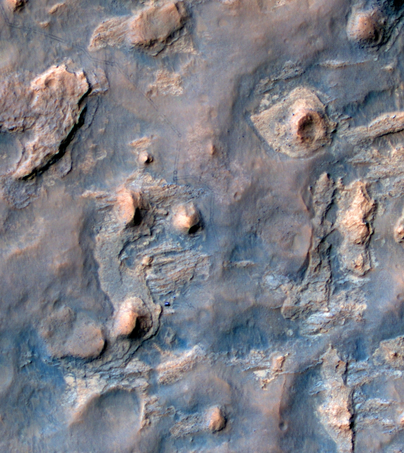 Illustration for article titled The Curiosity Rover's Tracks Across Mars, As Seen From Space